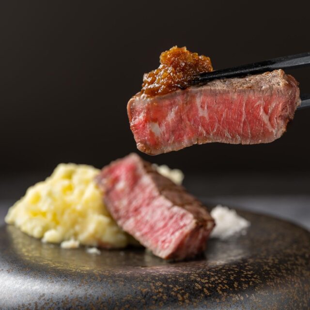 名物!土佐あかうしの熔岩焼きステーキ